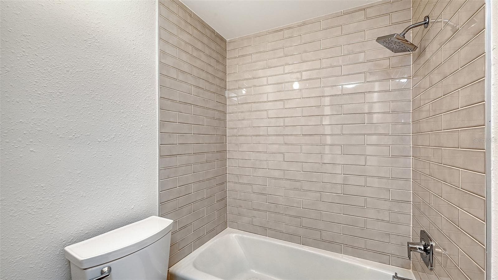 Guest Bathroom with tub/shower combination. - 693 SPANISH DR N #24, LONGBOAT KEY