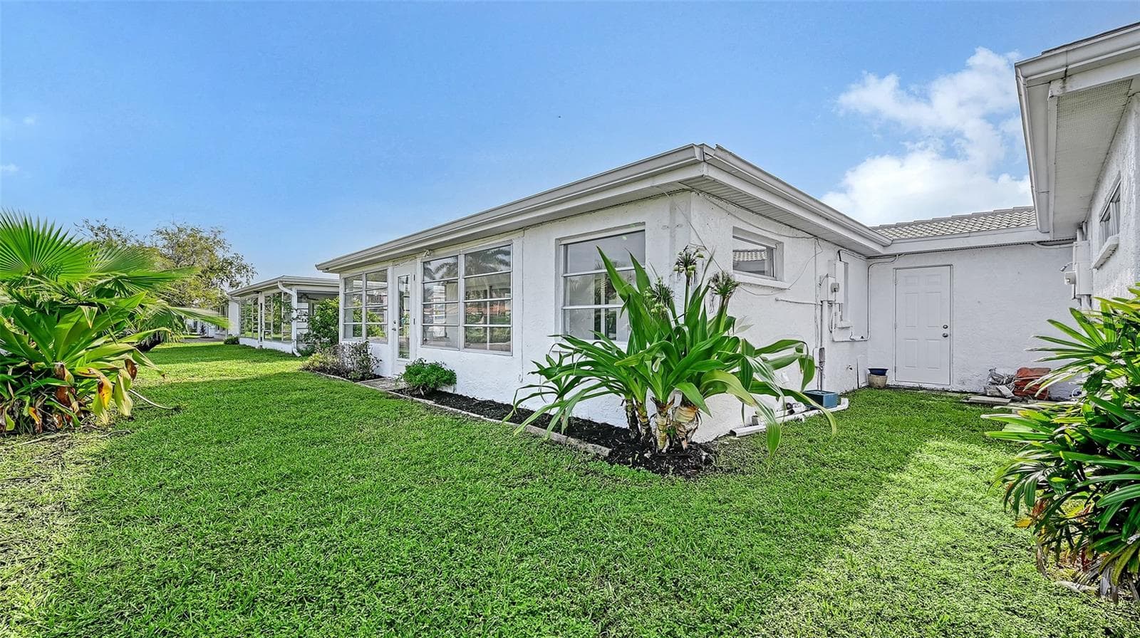 Rear and side yard. - 693 SPANISH DR N #24, LONGBOAT KEY