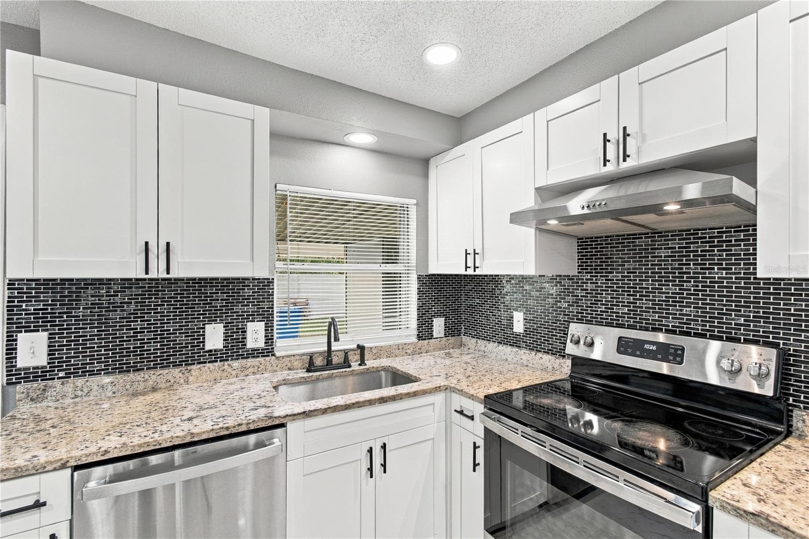 Single Family Residence at 305 LIME TREE RD, TAMPA, photo 5 of 46