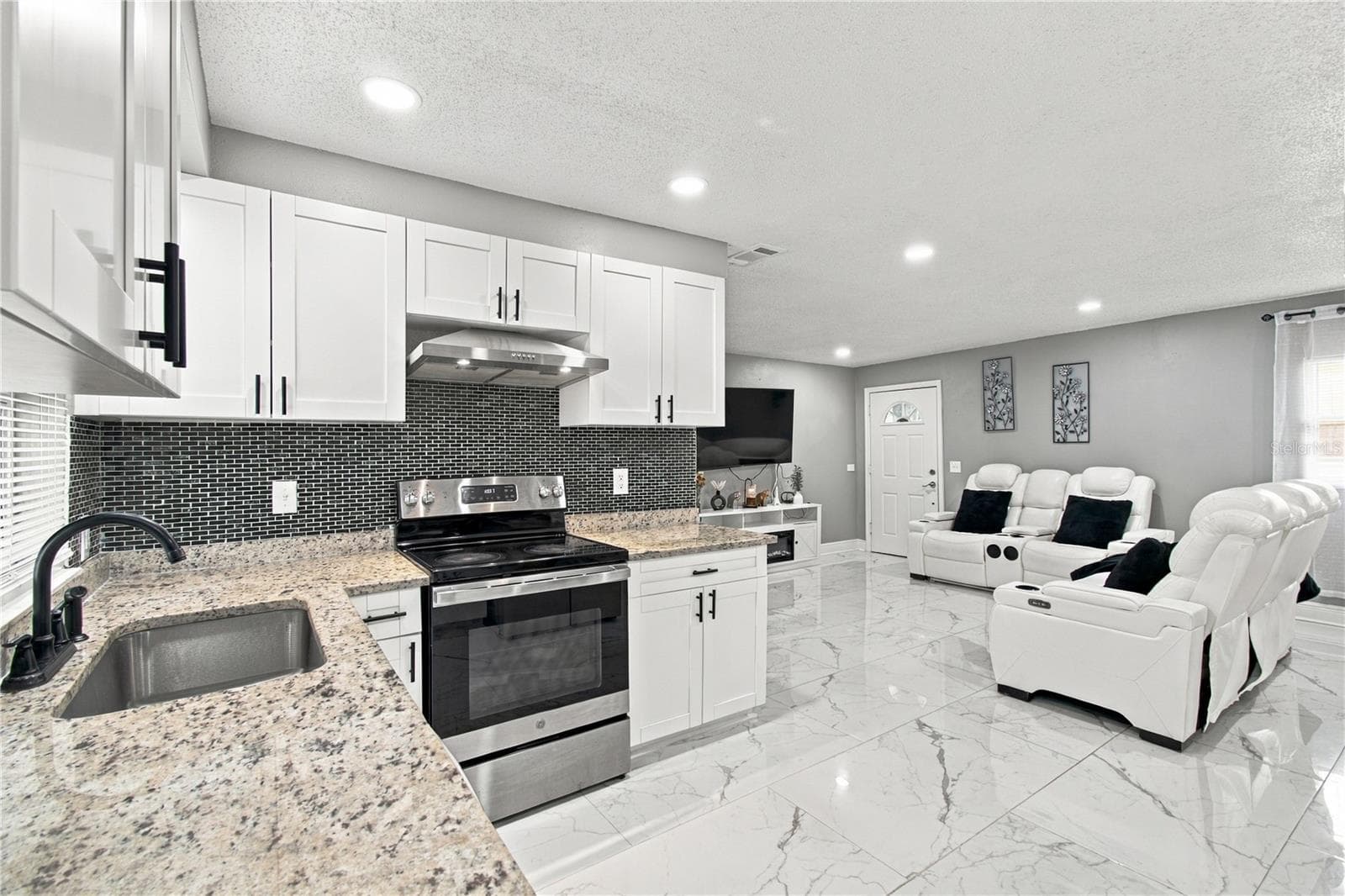 Single Family Residence at 305 LIME TREE RD, TAMPA, photo 12 of 46