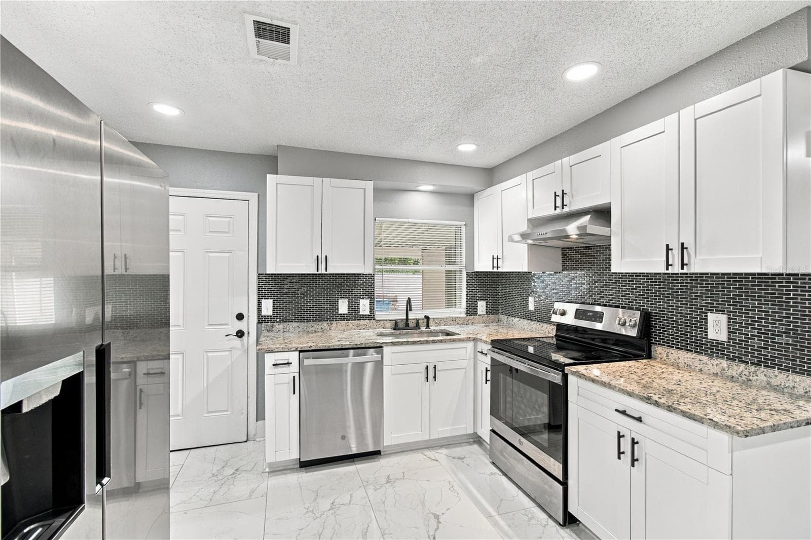 Single Family Residence at 305 LIME TREE RD, TAMPA, photo 15 of 46