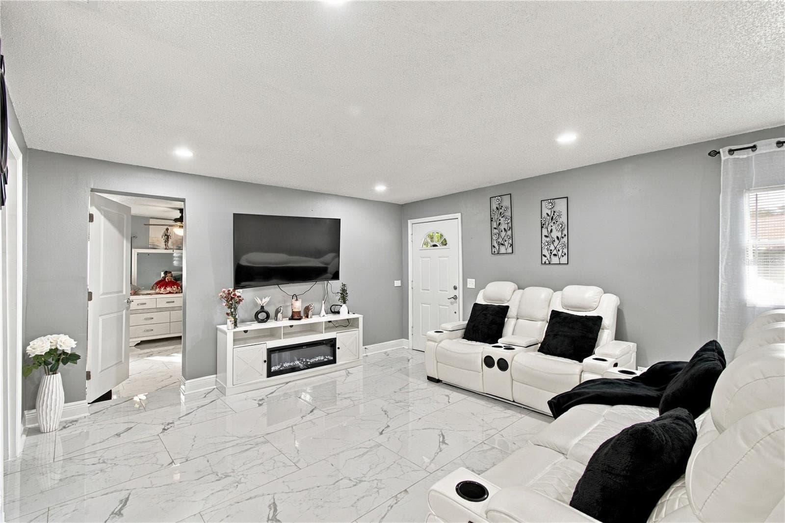 Single Family Residence at 305 LIME TREE RD, TAMPA, photo 19 of 46