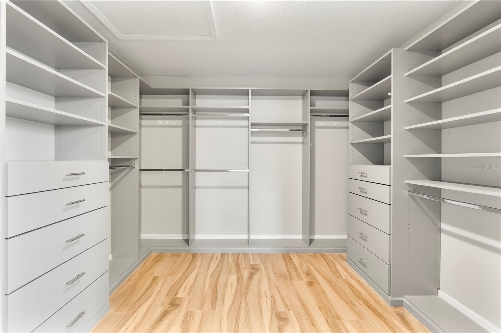 CUSTOM CALIFORNIA CLOSET (EN SUITE TO PRIMARY BEDROOM) - 2094 DERWENT DR, DAVENPORT