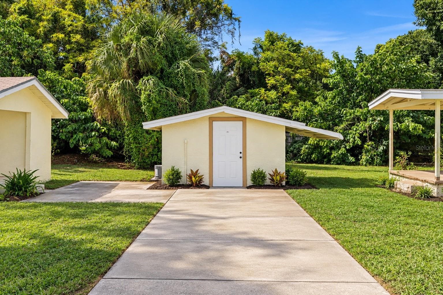 Virtually touched up landscaping - 2112 LEE ST, ORLANDO