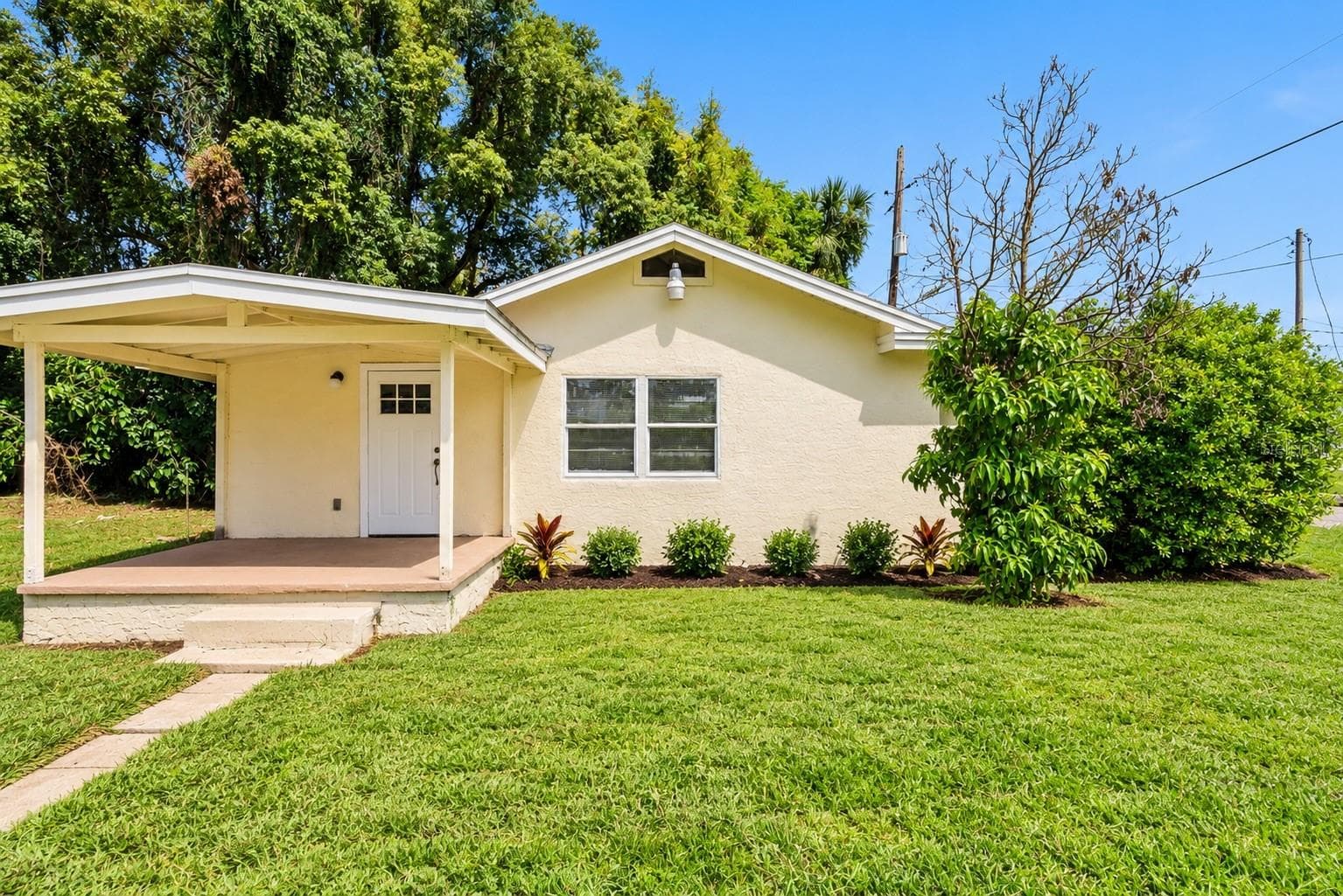 Virtually touched up landscaping - 2112 LEE ST, ORLANDO