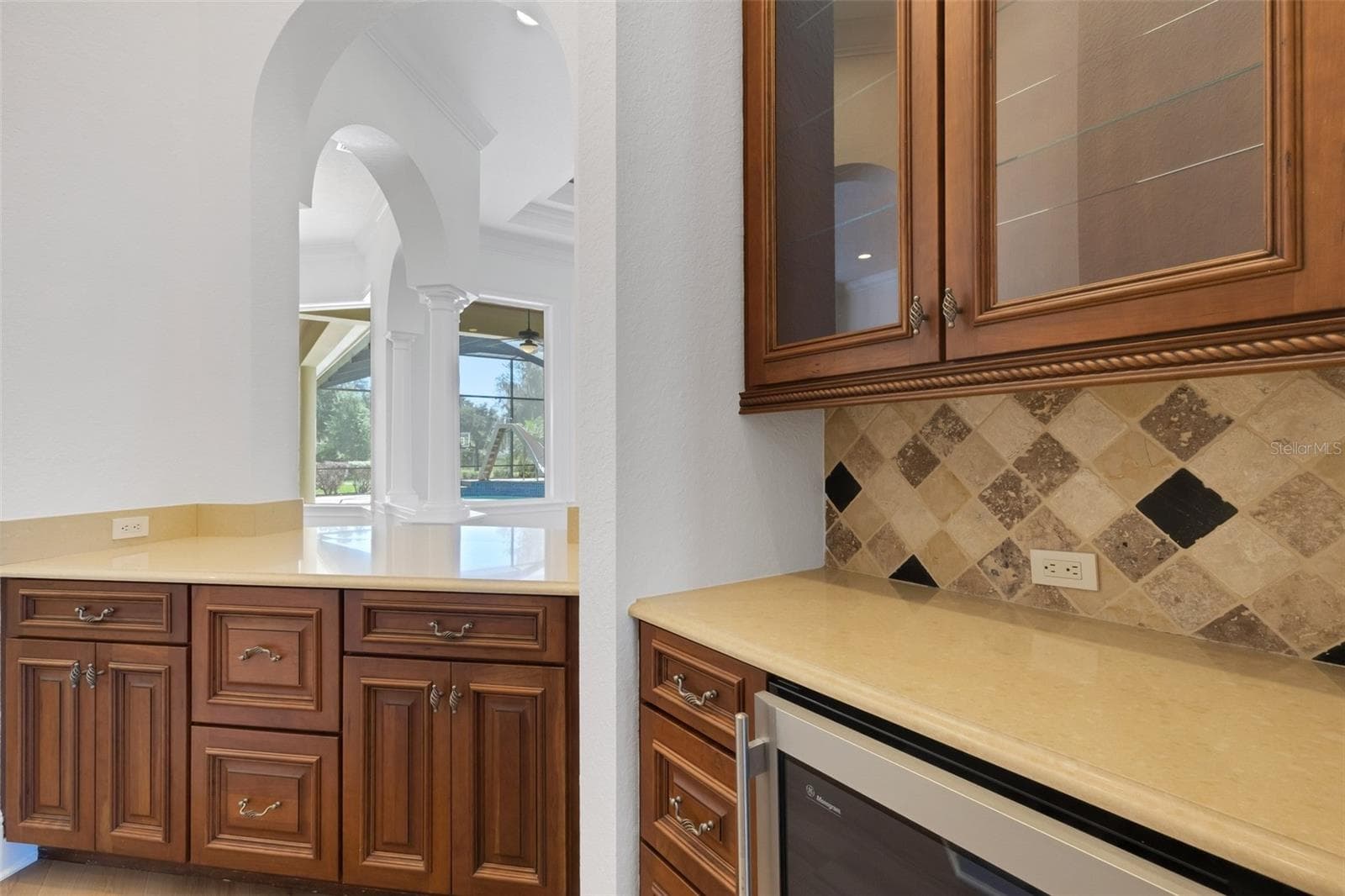 The butler's pantry and bar frees up valuable countertop space when entertaining. - 6562 EAGLE VIEW LOOP, LAKELAND