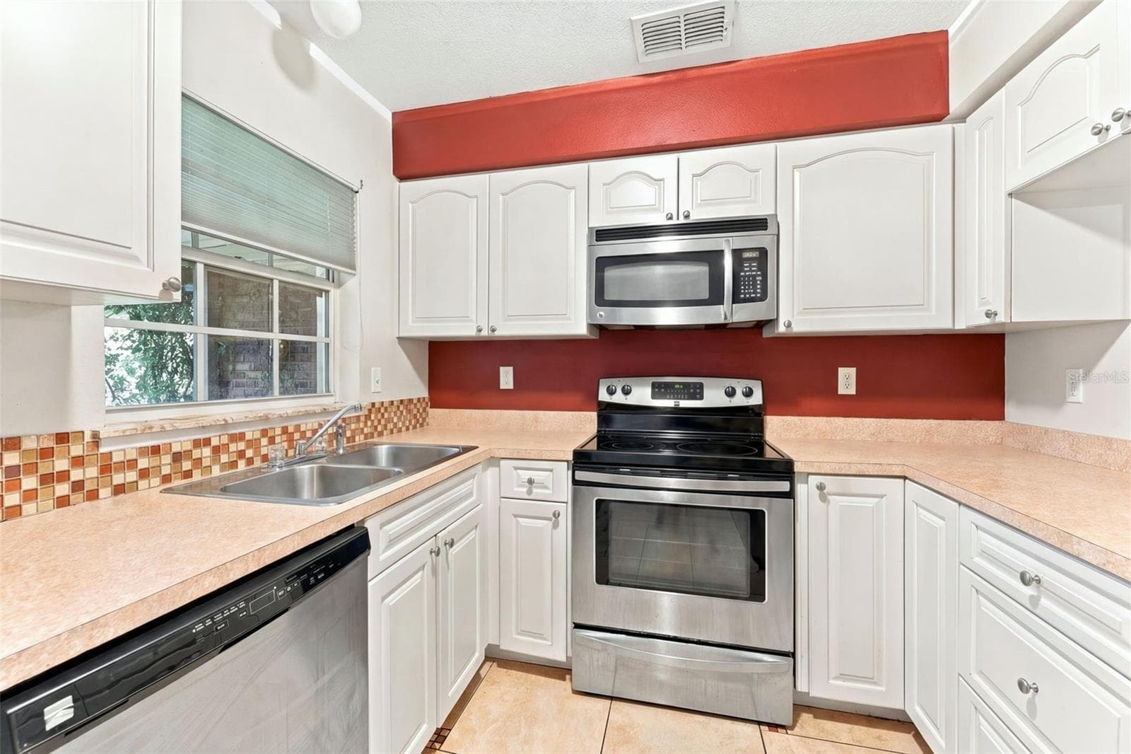 Townhouse at 349 KENSINGTON LAKE CIR, BRANDON, photo 10 of 34