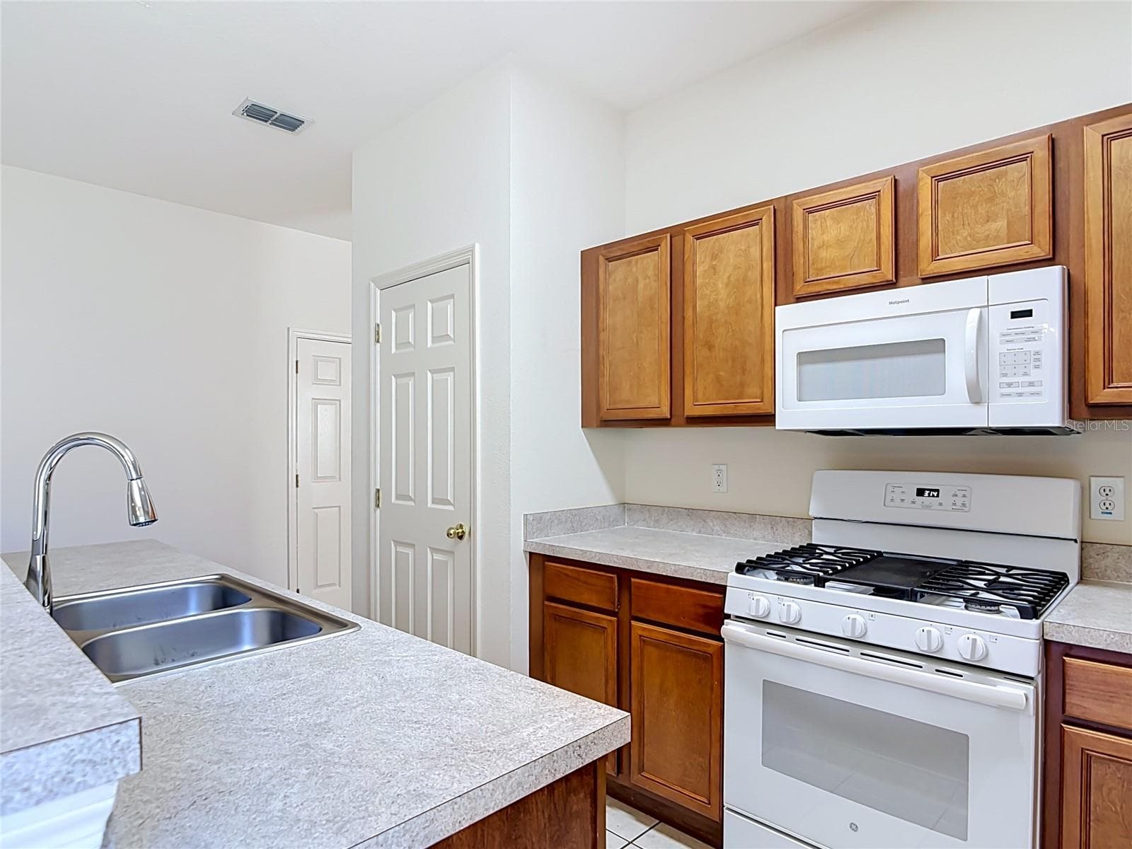 Single Family Residence at 105 RIDGEWAY, DELAND, photo 8 of 46