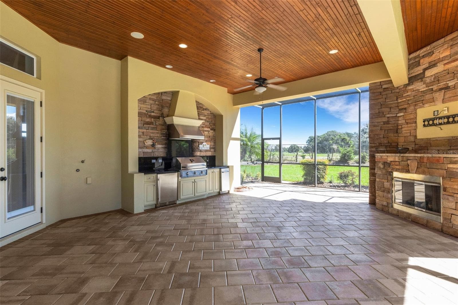 Now let's introduce you to the outdoor living spaces! - 6562 EAGLE VIEW LOOP, LAKELAND