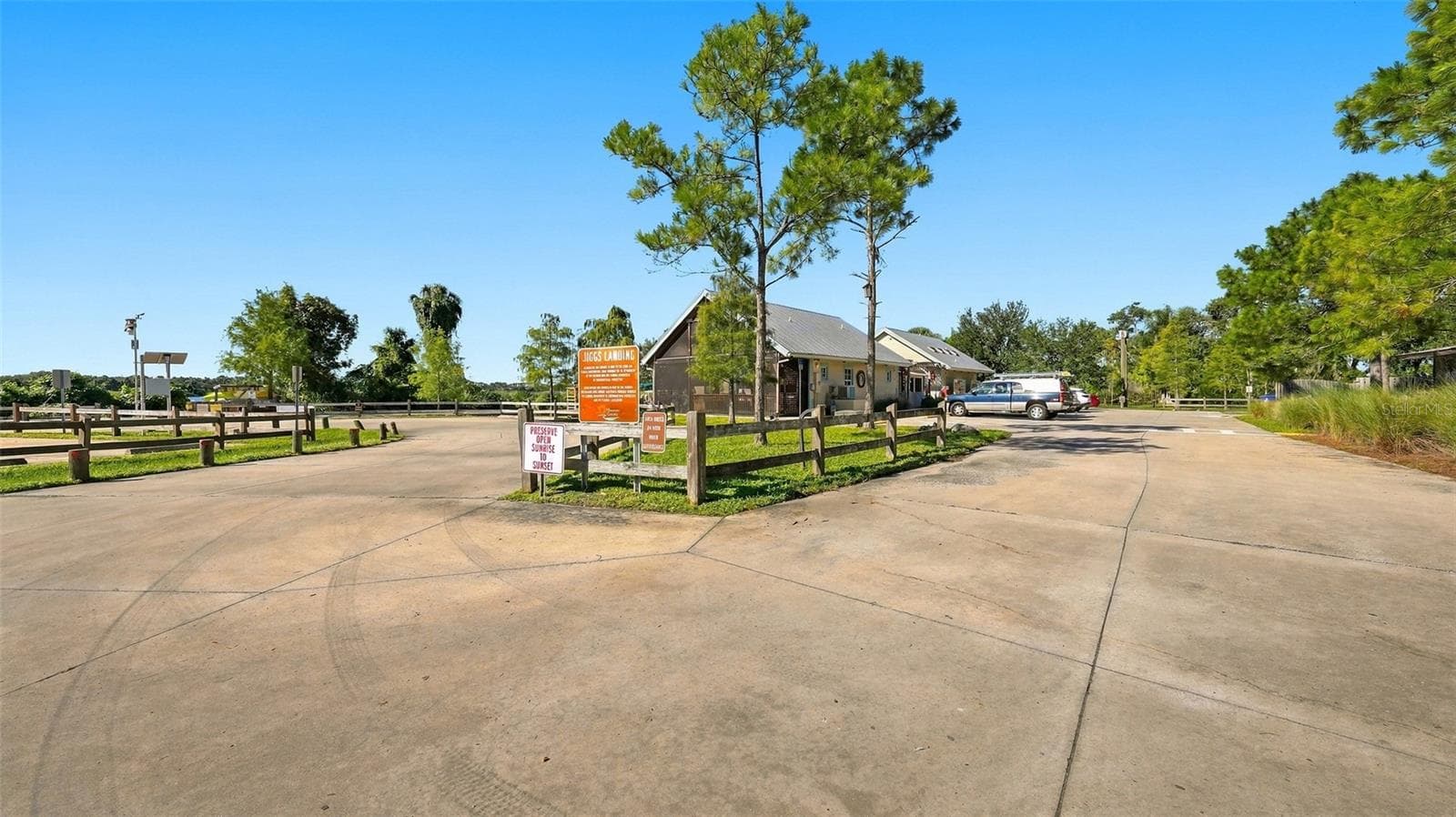 Jigg's landing with nightly music - 6618 68TH ST E, BRADENTON