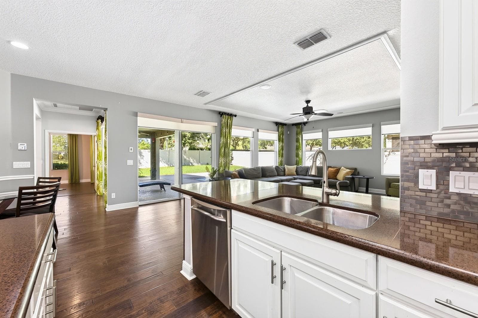 Oepn Kitchen. - 4443 PINE GOLD AVE, APOPKA
