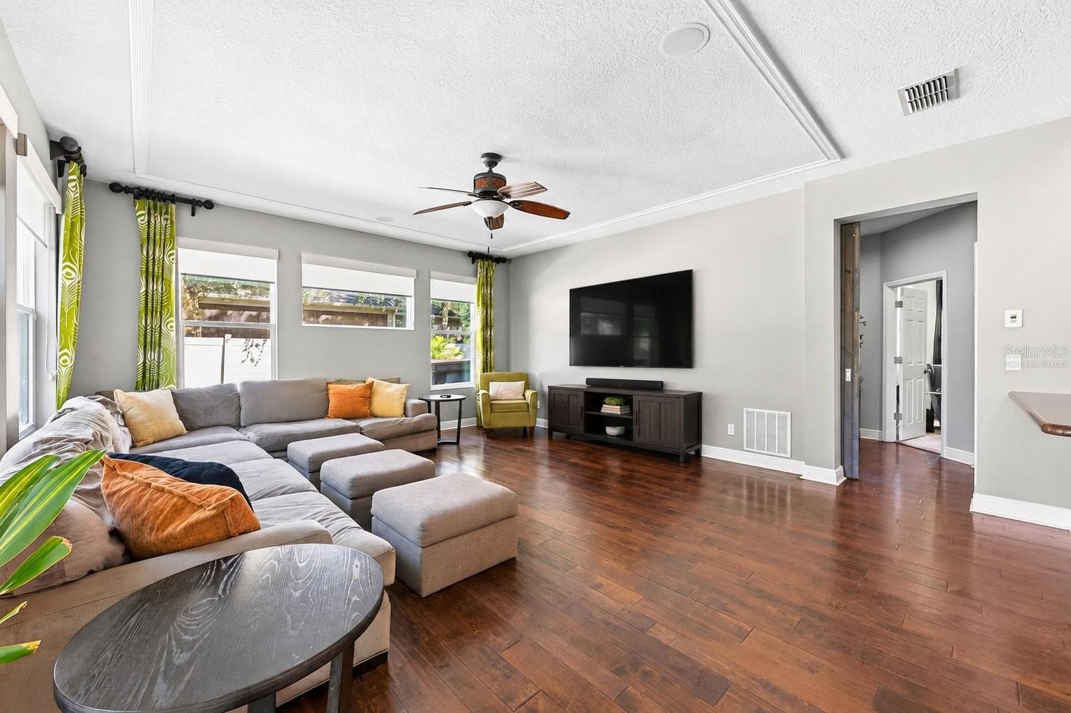 Light, bright open family room. Virtually Staged. - 4443 PINE GOLD AVE, APOPKA