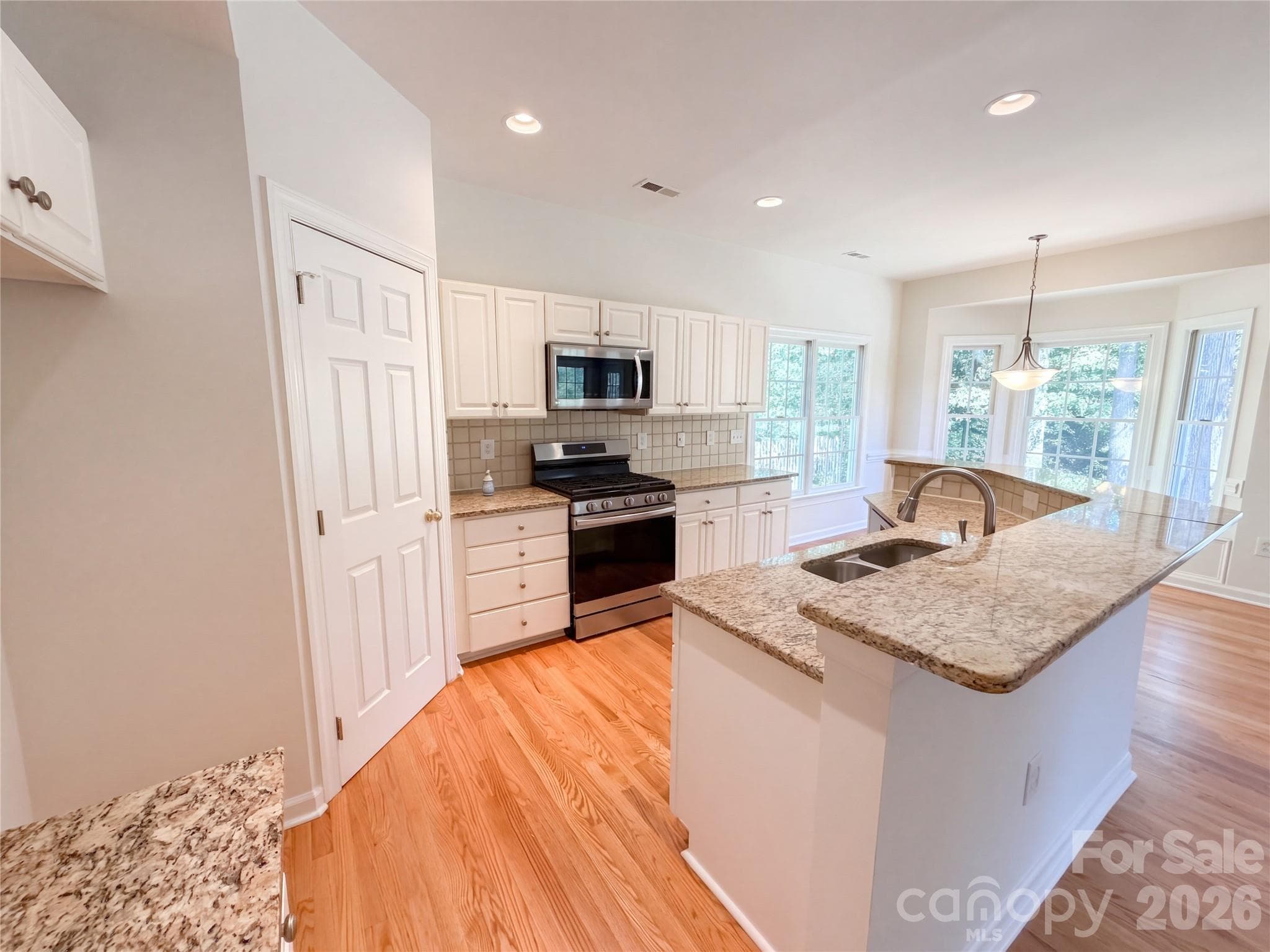 Single Family Residence at 5609 Fairvista Drive, Charlotte, photo 8 of 28
