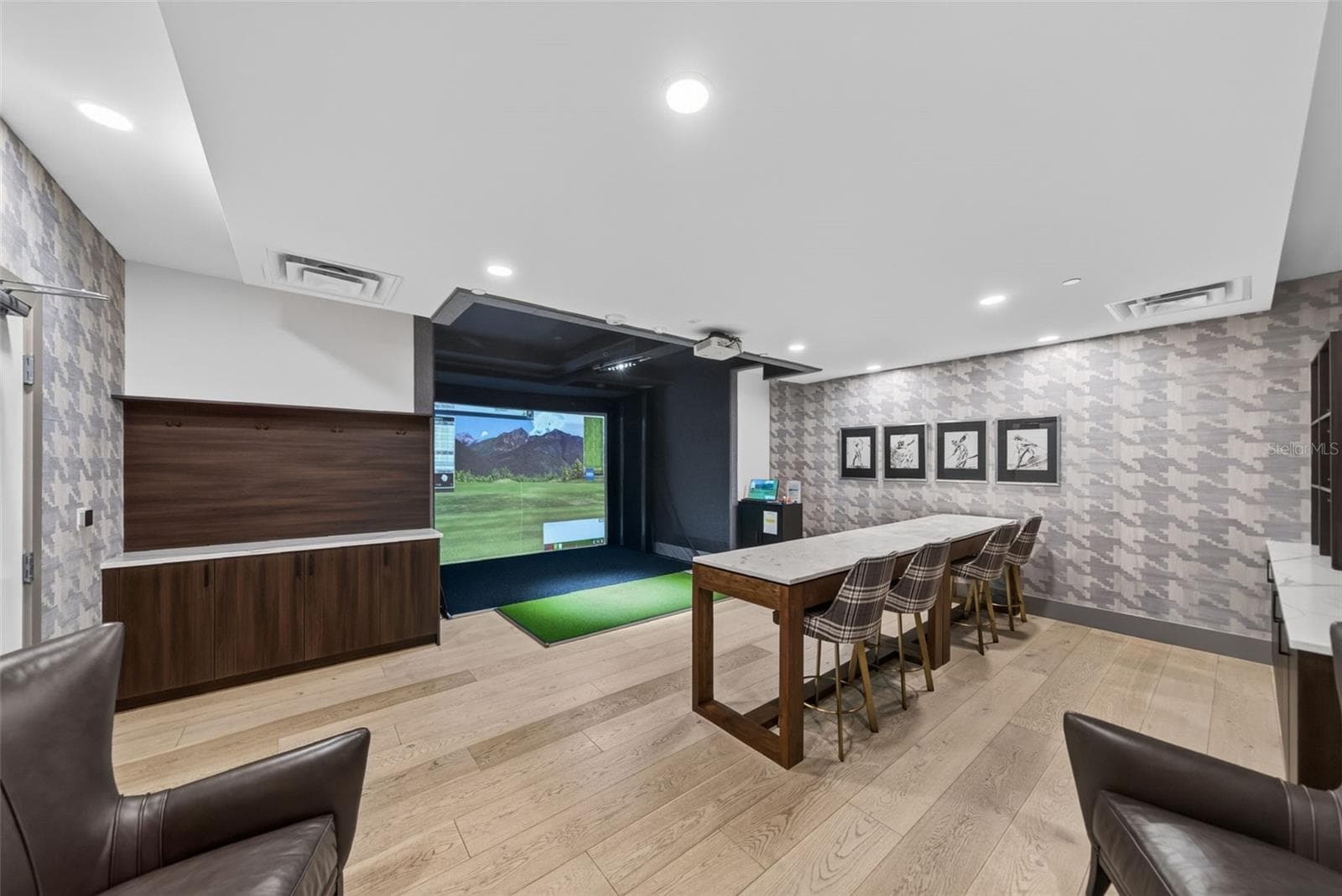 Golf Simulation Room - 540 N TAMIAMI TRL #1604, SARASOTA