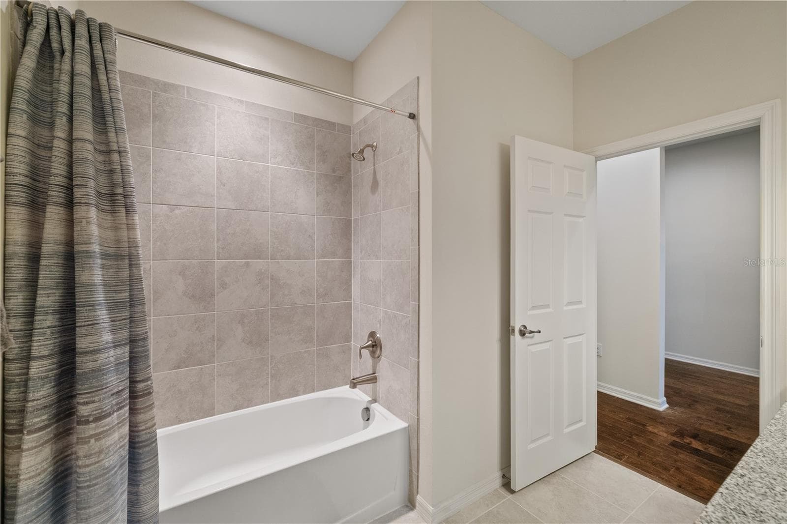 Full Guest Bathroom - 11608 DUBLIN GRAFTON DR, RIVERVIEW