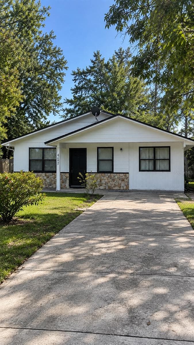 Single Family Residence at 462 SALLY ST, GREEN COVE SPRINGS, photo 3 of 9