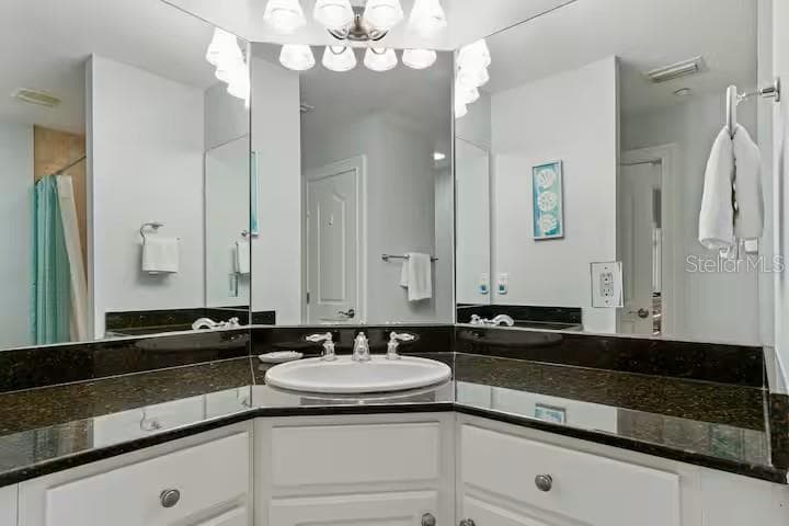 Large guest bathroom - 100 BAYSIDE DR #101, CLEARWATER