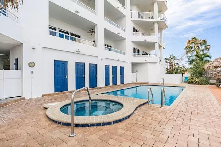 Pool and spa area - 100 BAYSIDE DR #101, CLEARWATER