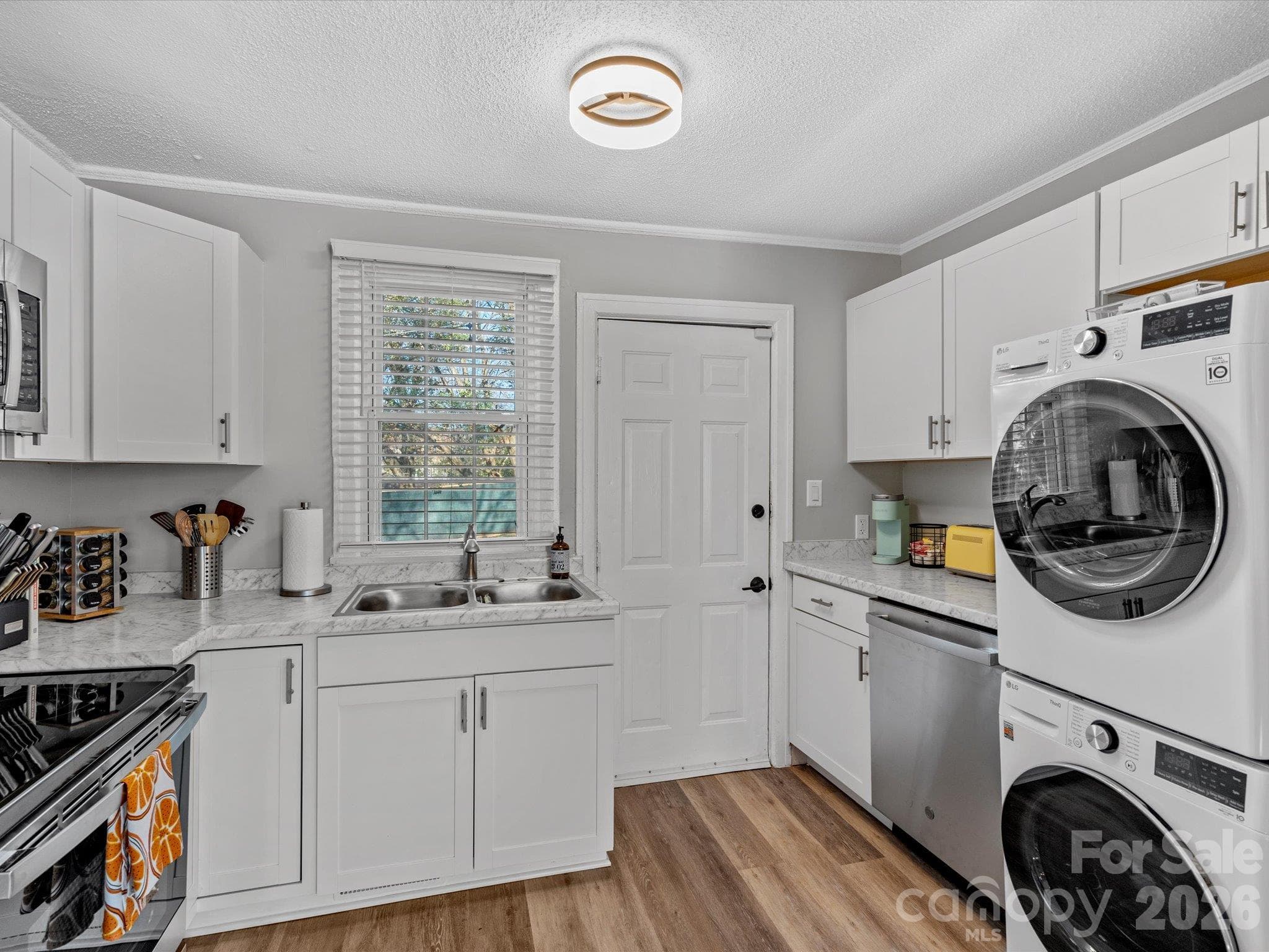Single Family Residence at 1136 Mona Drive, Charlotte, photo 10 of 26
