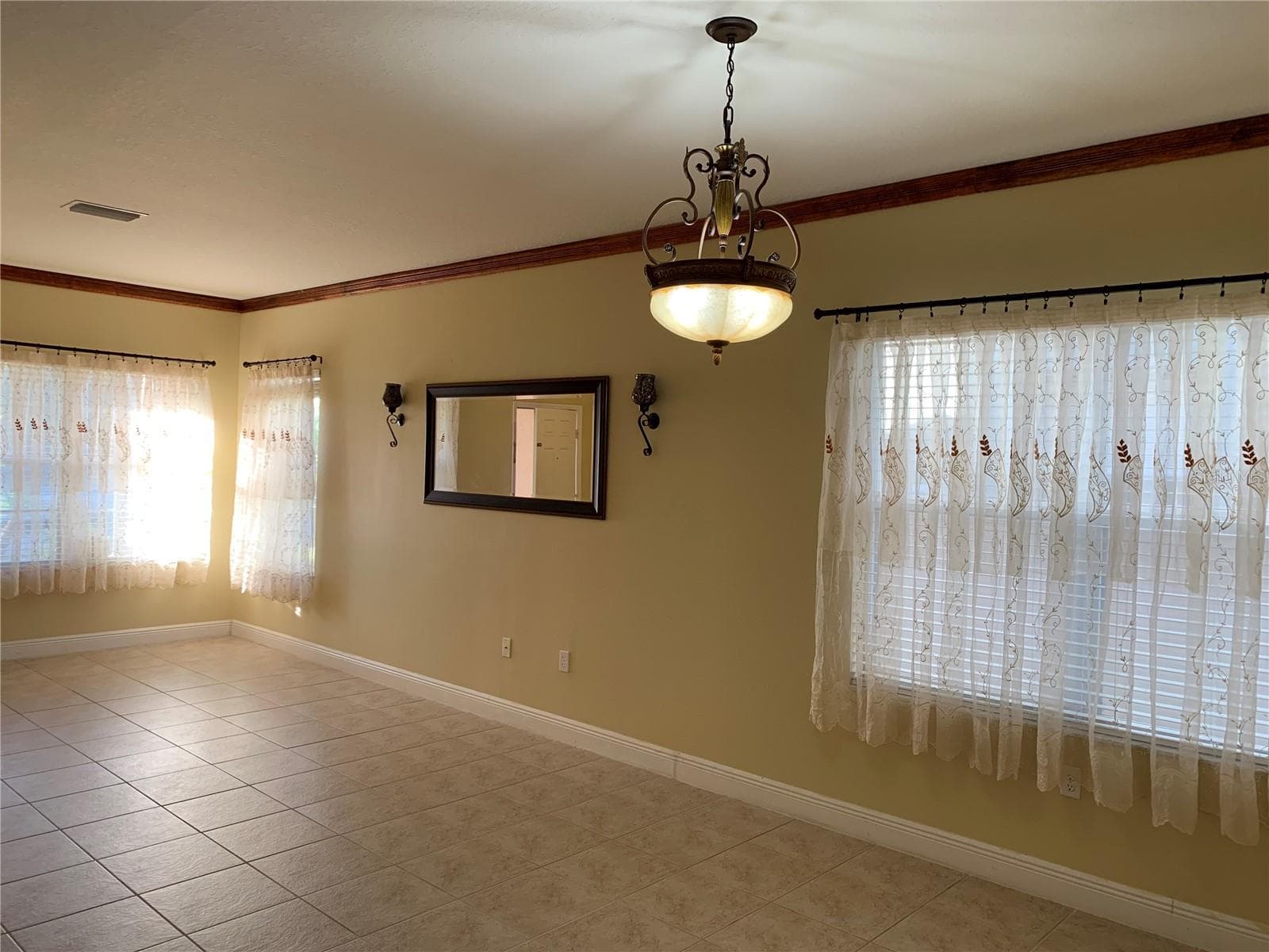 Single Family Residence at 8810 CAMERON CREST DR, TAMPA, photo 7 of 31