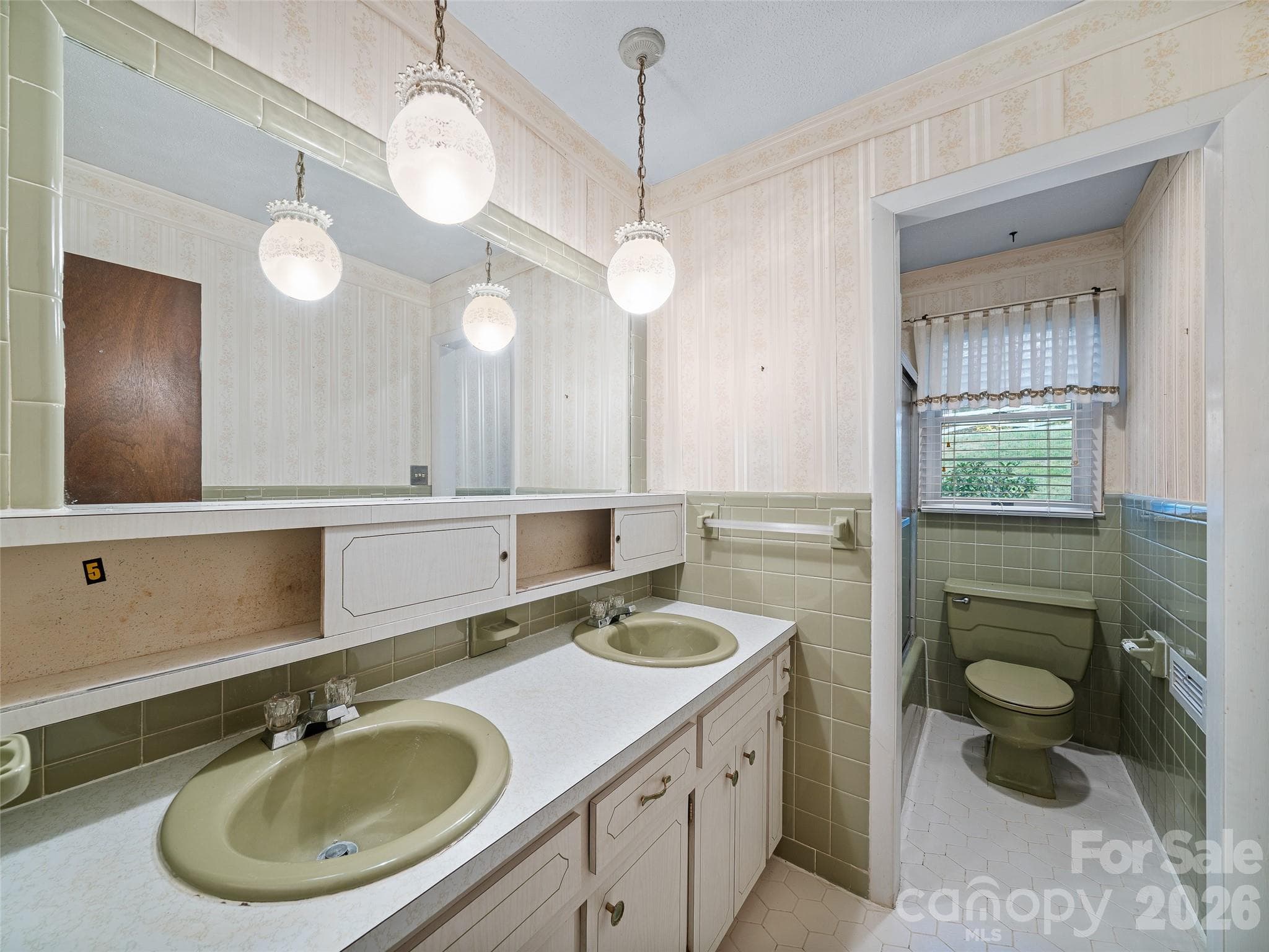 Full Bathroom - 198 Roland Hill Road, Burnsville