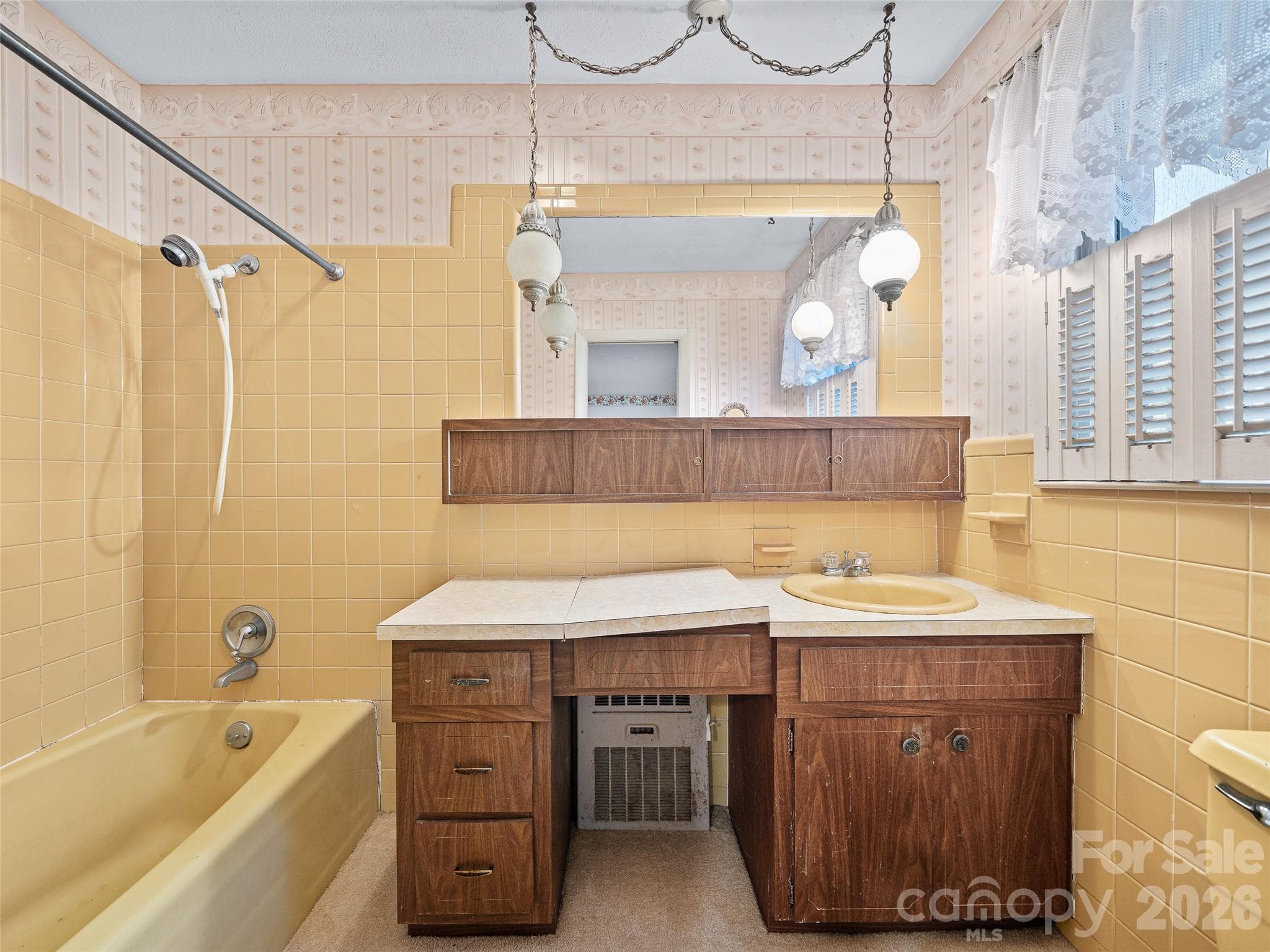 Primary Bathroom - 198 Roland Hill Road, Burnsville