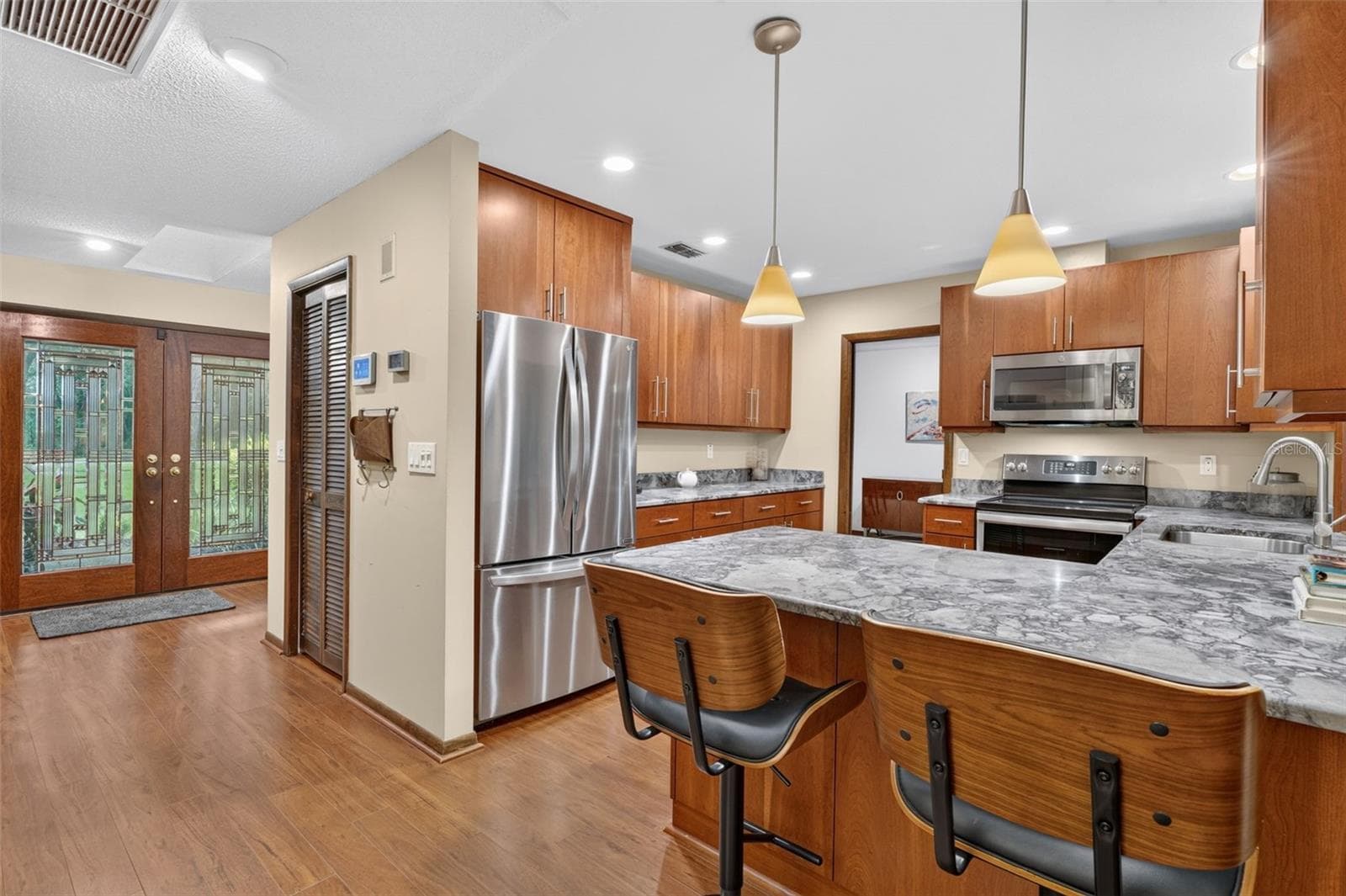 Kitchen looking to front door - 3300 MEADOW VIEW LN, PALM HARBOR