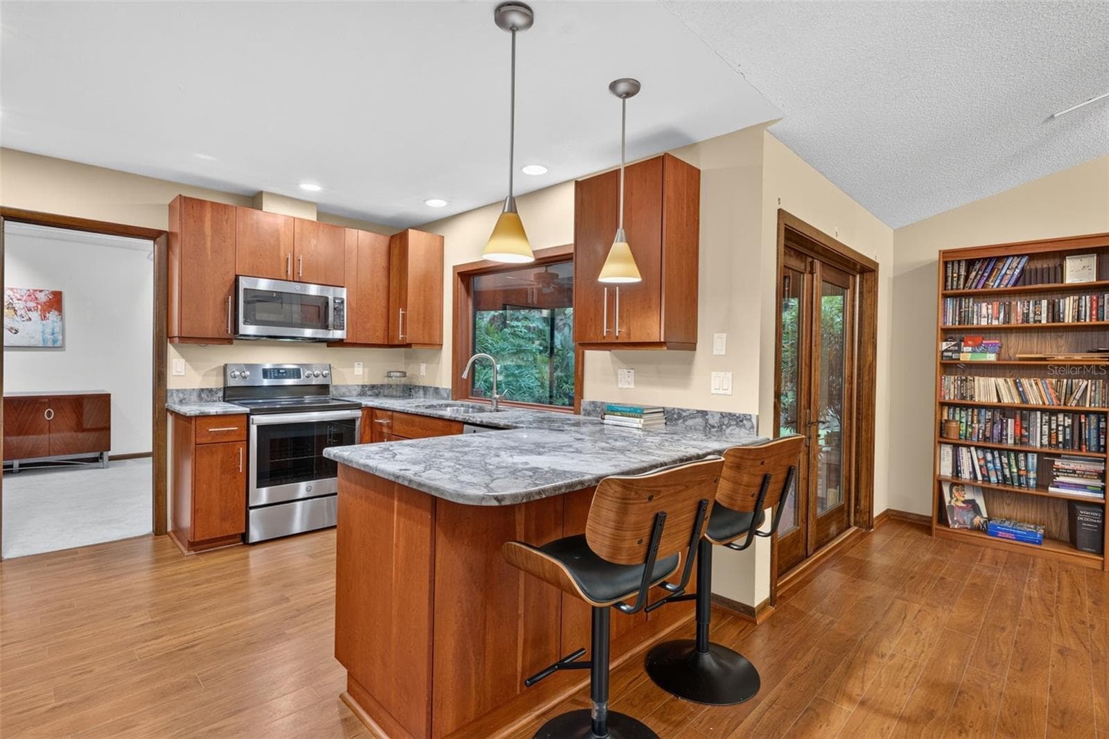 Kitchen and doors to screened patio - 3300 MEADOW VIEW LN, PALM HARBOR