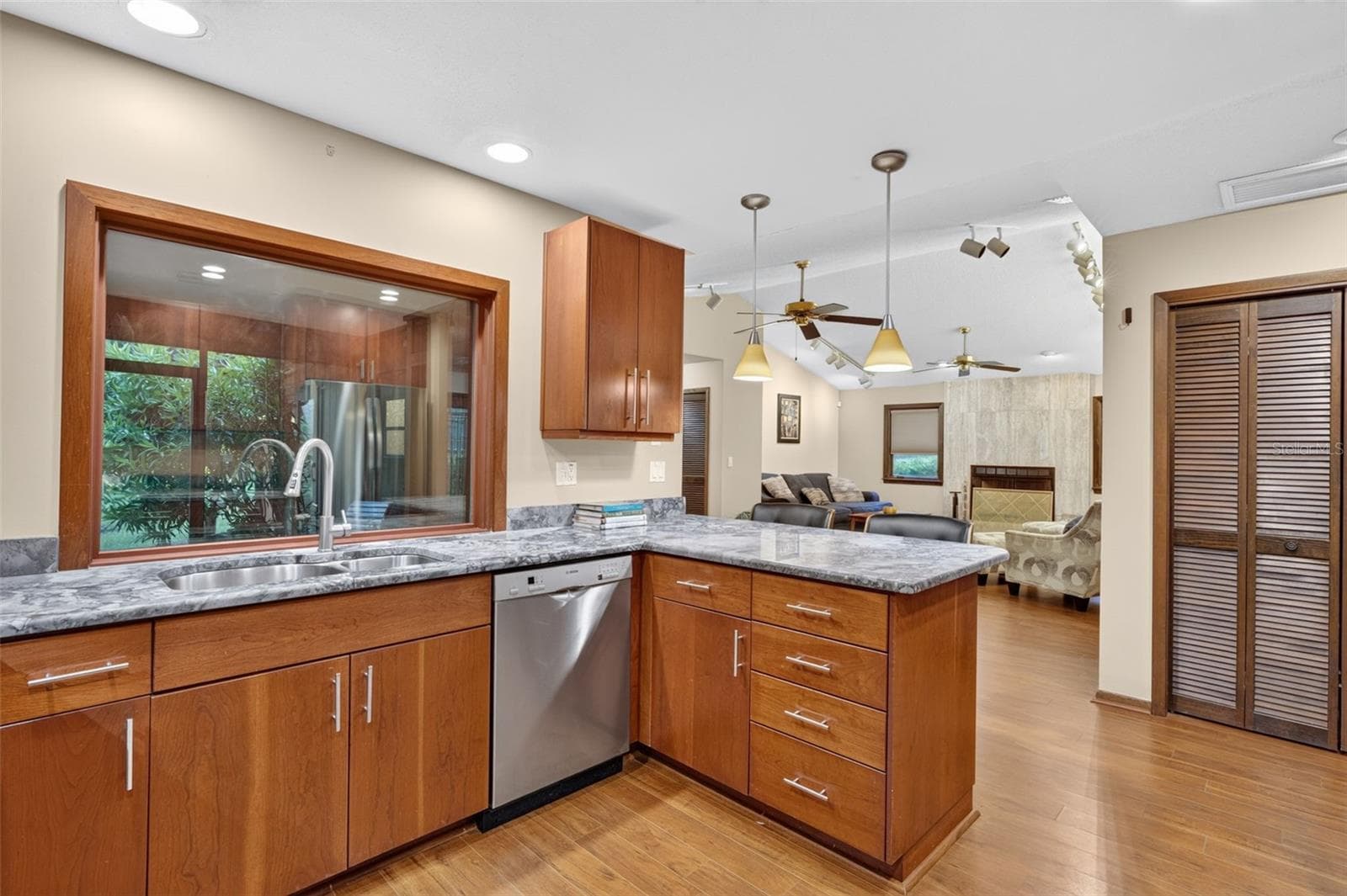 Kitchen showing large pantry - 3300 MEADOW VIEW LN, PALM HARBOR