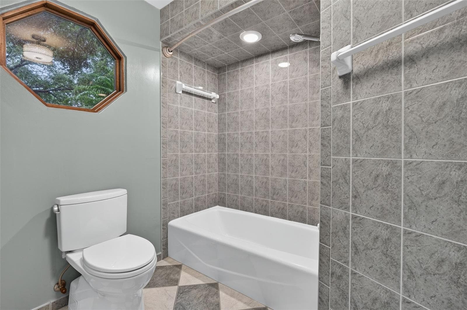 Primary Bathroom - 3300 MEADOW VIEW LN, PALM HARBOR