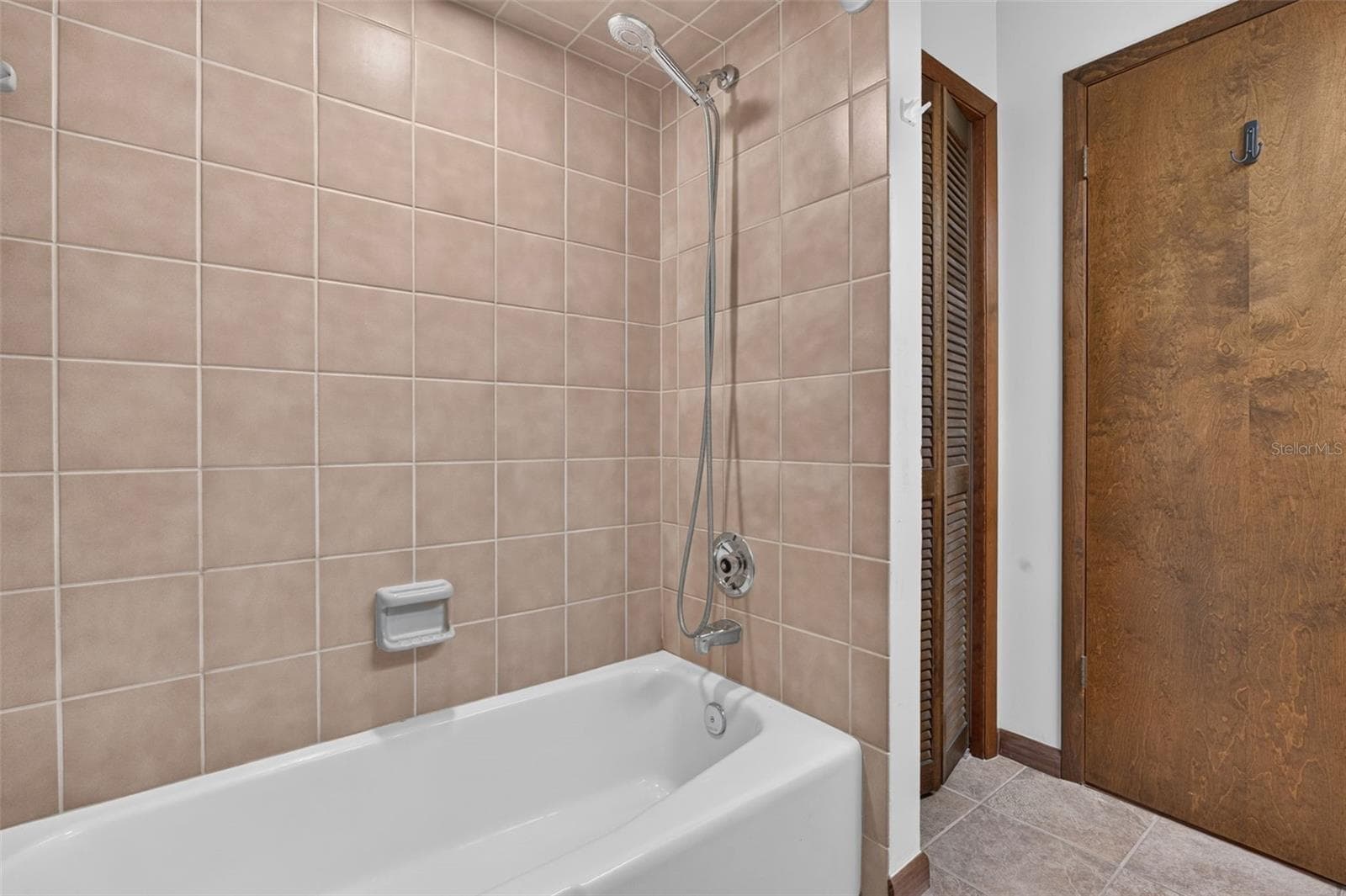 Hall Bath - 3300 MEADOW VIEW LN, PALM HARBOR