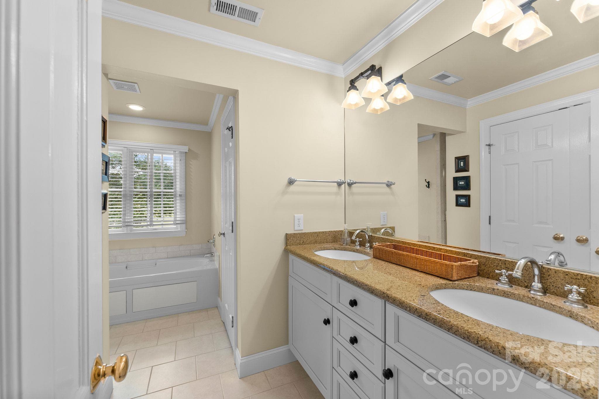 Full bathroom on the second level with two sinks - 2006 Grey Road, Davidson