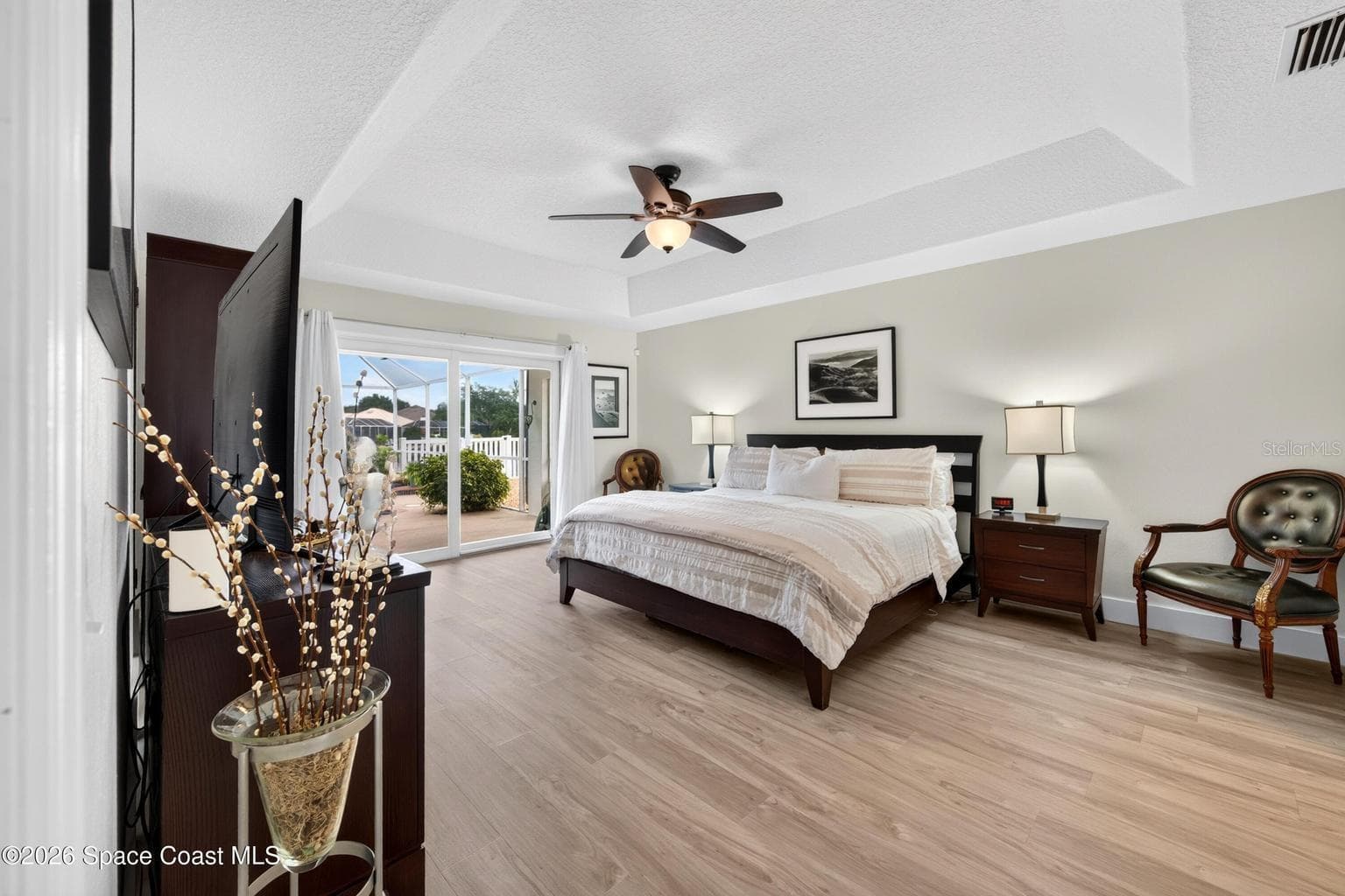 Primary suite with tray ceiling - 3726 SUNWARD DR, MERRITT ISLAND