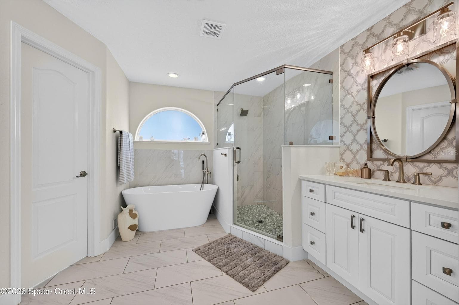 Soaking tub and dual vanities - 3726 SUNWARD DR, MERRITT ISLAND