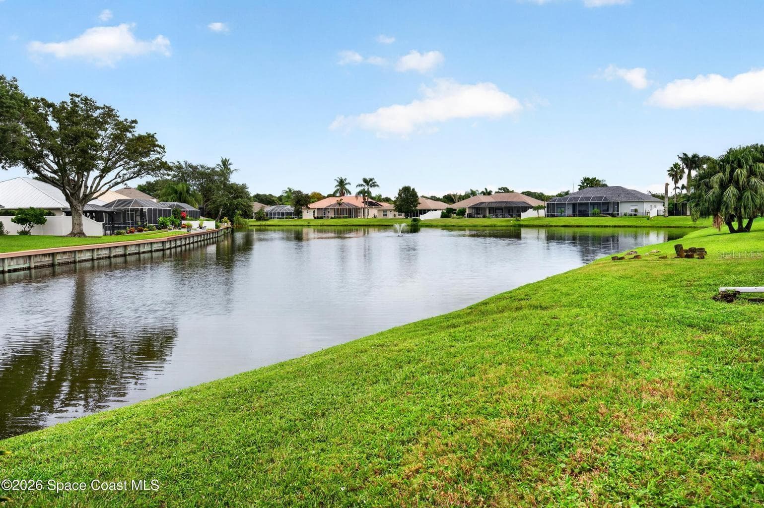 Lakefront backyard with open views - 3726 SUNWARD DR, MERRITT ISLAND