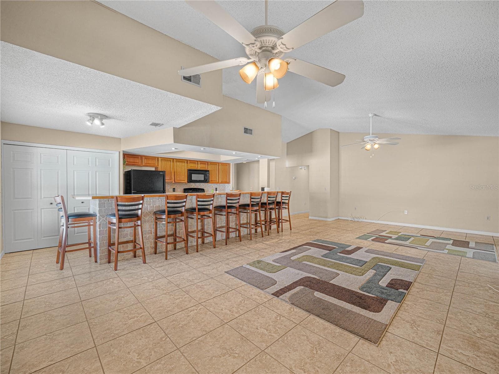 Living Space - 812 SANDALWOOD DR, PLANT CITY