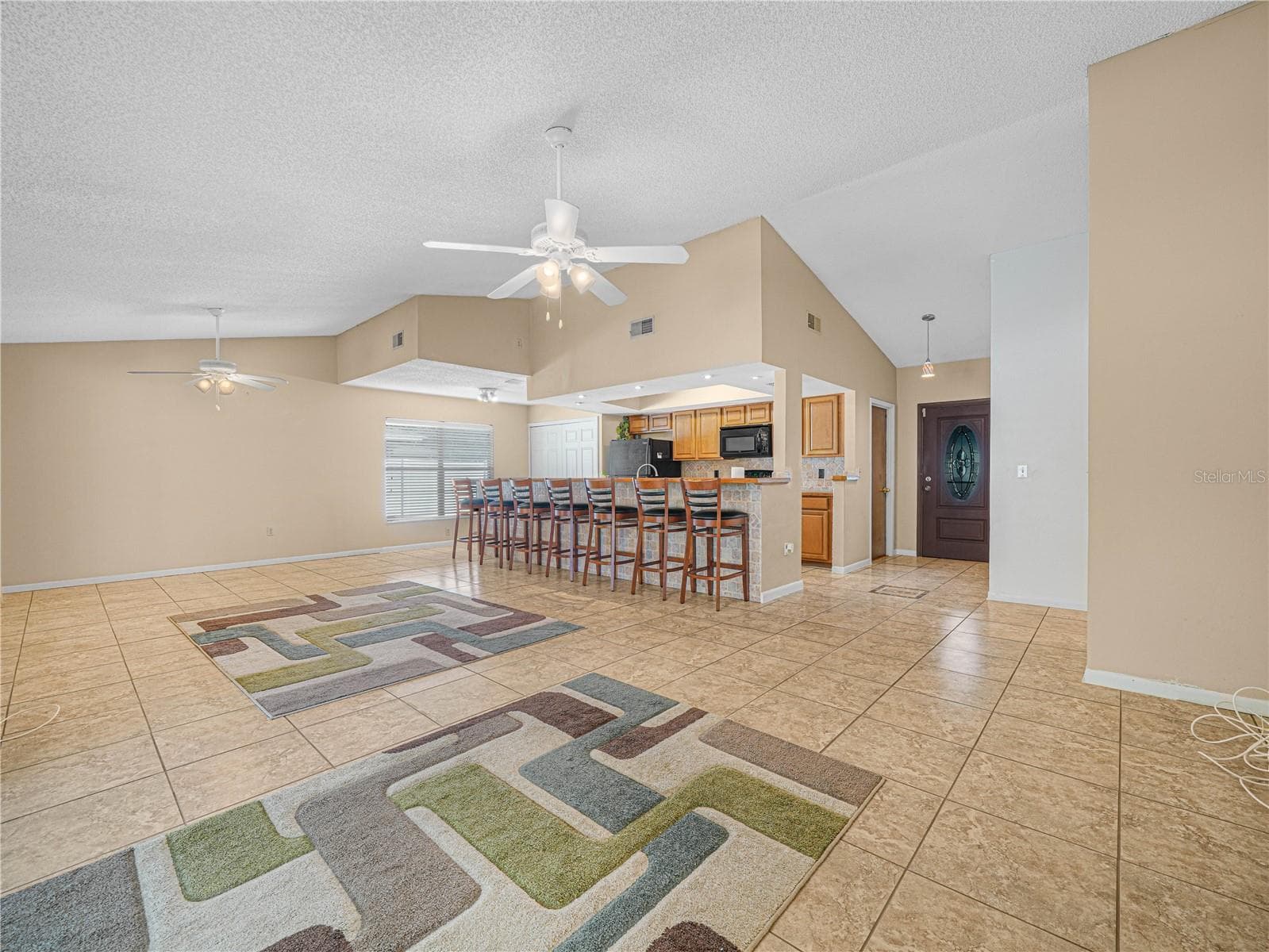 Living Space - 812 SANDALWOOD DR, PLANT CITY
