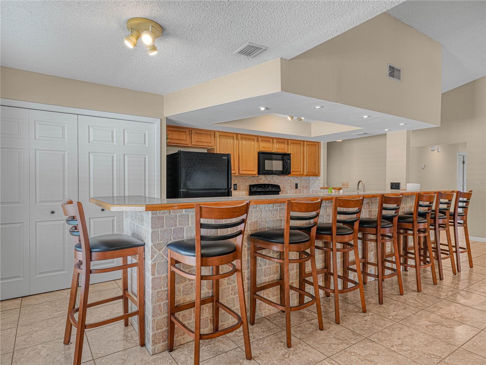 Kitchen with eat-at bar - 812 SANDALWOOD DR, PLANT CITY