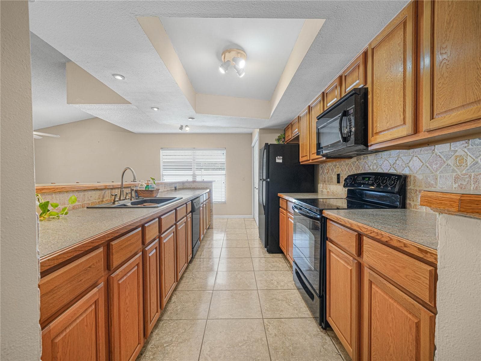 Kitchen - 812 SANDALWOOD DR, PLANT CITY