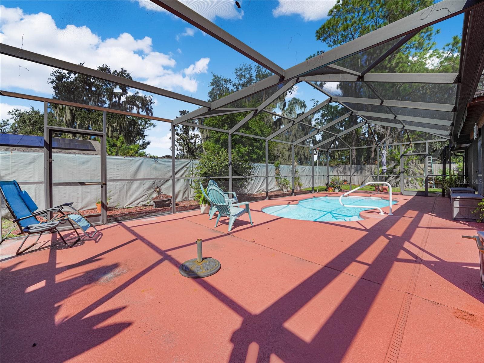 Outdoor Living Space - 812 SANDALWOOD DR, PLANT CITY