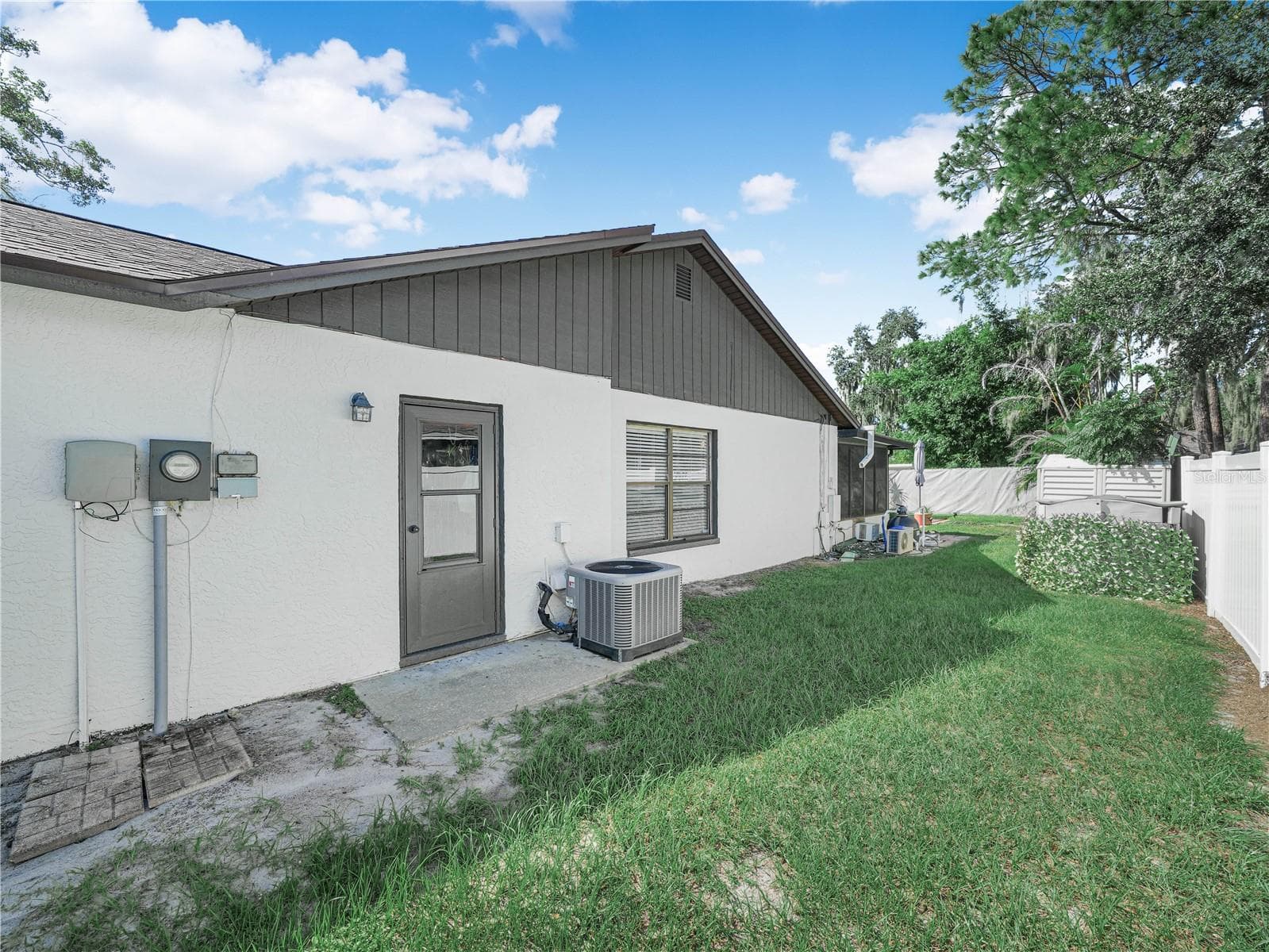 Garage Side - 812 SANDALWOOD DR, PLANT CITY