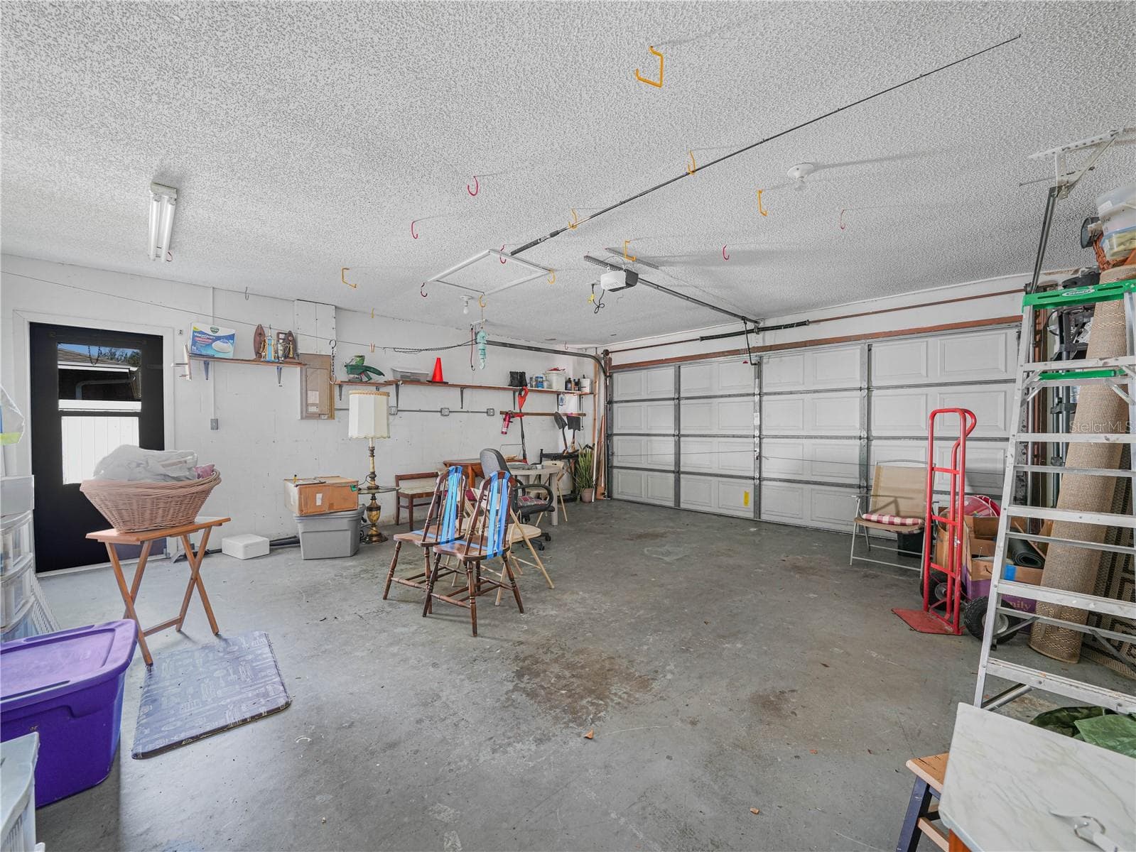 2 car garage - 812 SANDALWOOD DR, PLANT CITY