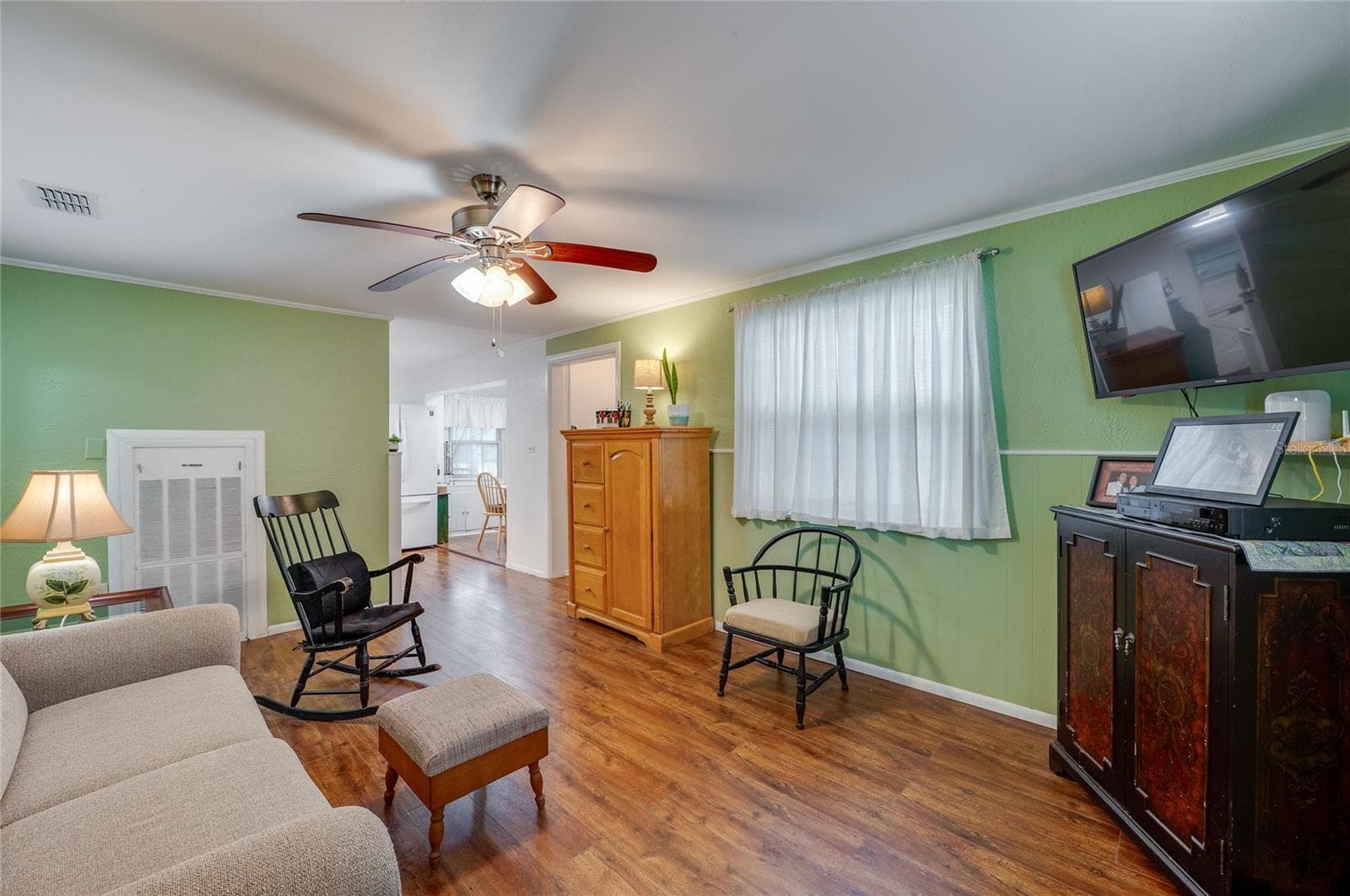 Living room - 300 ALICE ST, EDGEWATER
