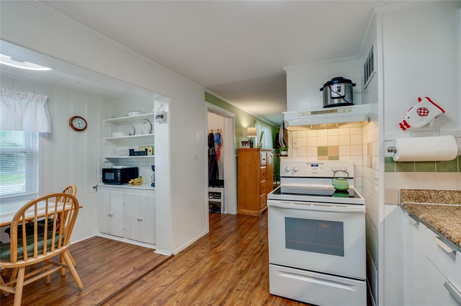 Kitchen and dining area - 300 ALICE ST, EDGEWATER