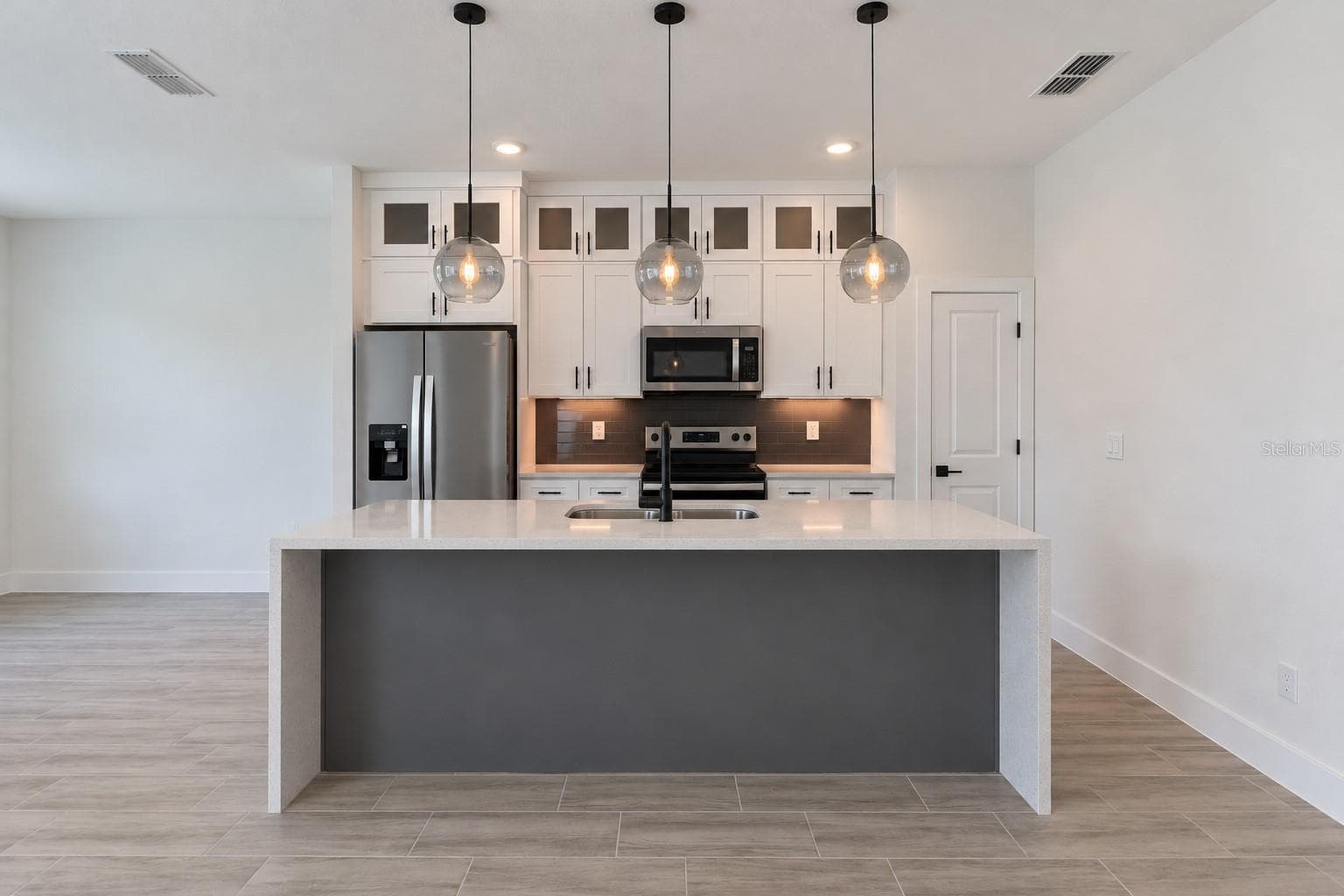Kitchen front view. Digitally edited model/property composite. - 24479 SW KINGSWAY CIR, ARCADIA