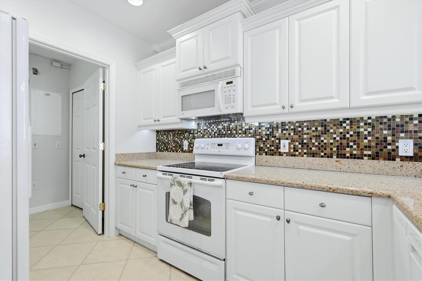 Townhouse at 5619 SIMONTON ST, BRADENTON, photo 13 of 55