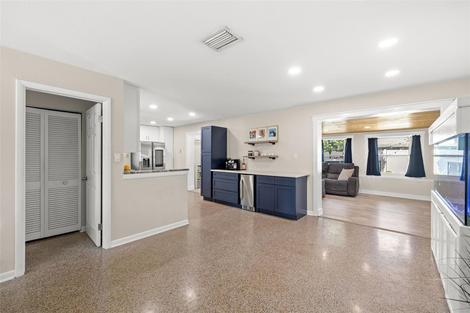 Single Family Residence at 4601 W HAWTHORNE RD, TAMPA, photo 5 of 31