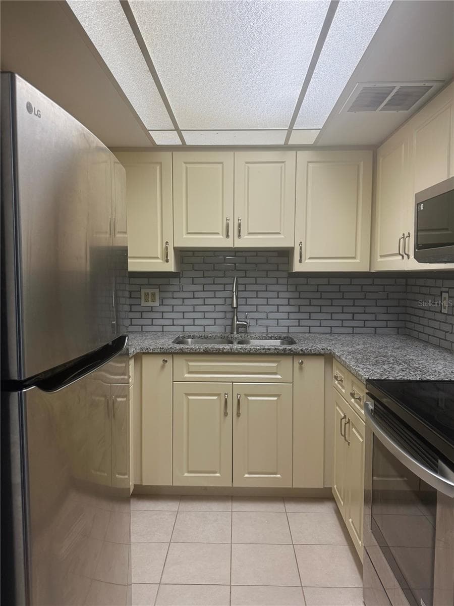 Kitchen - 2437 HARBOR BLVD #110, PORT CHARLOTTE