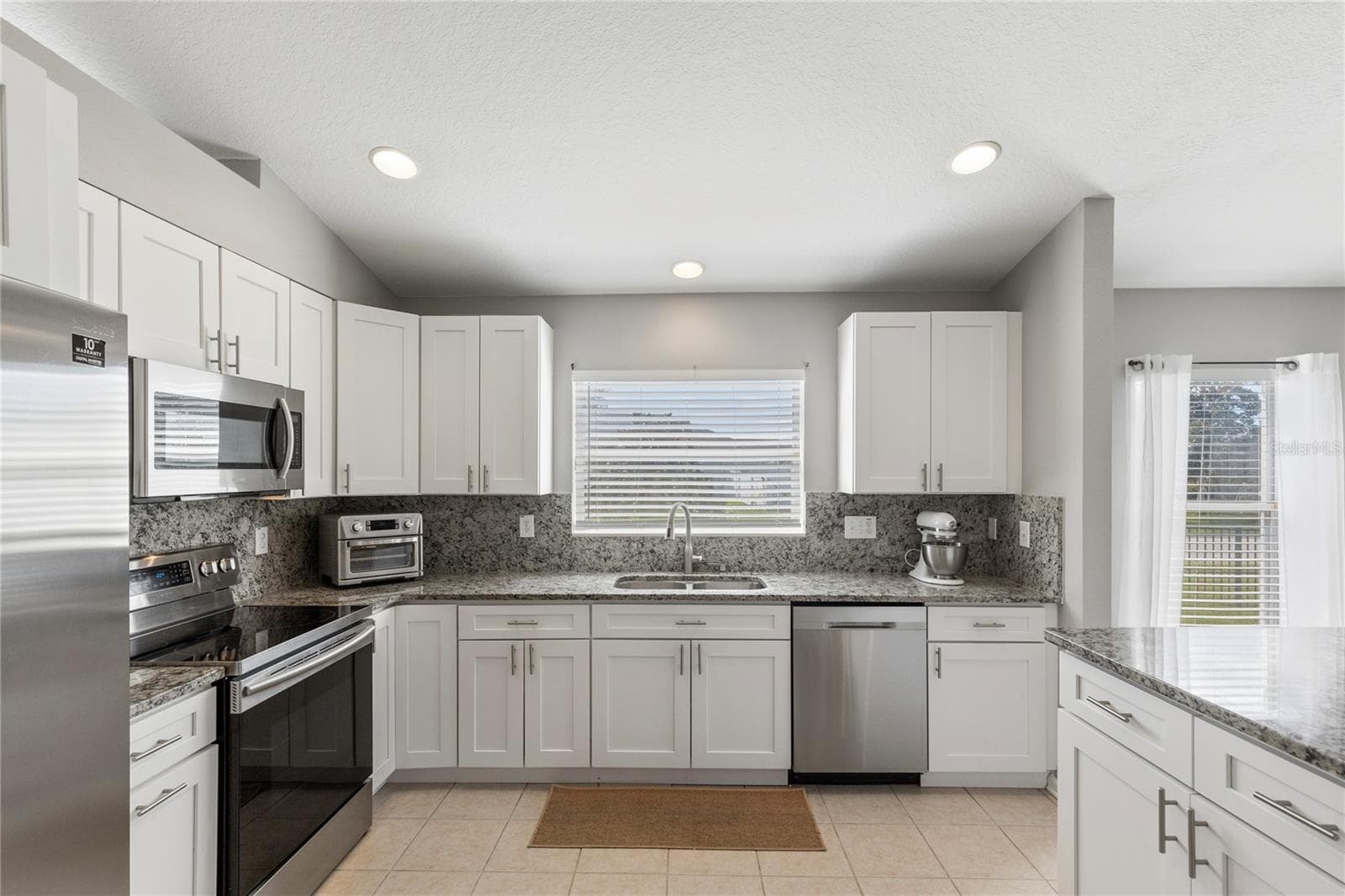 Renovated Kitchen with full slab backsplash - 7619 CRESCENT PALM DR, WESLEY CHAPEL