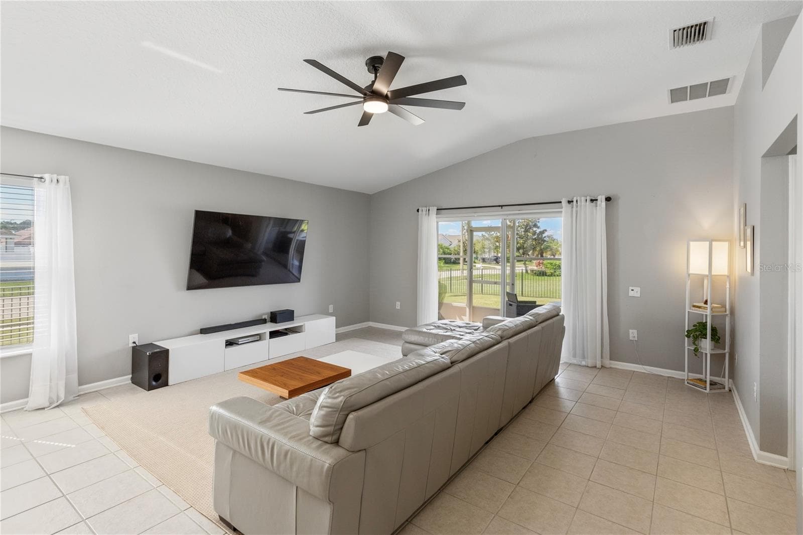 Open, airy, and bright living spaces - 7619 CRESCENT PALM DR, WESLEY CHAPEL
